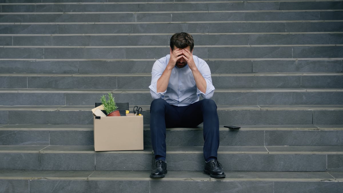 Profesional frustrada sin respuestas a sus solicitudes de empleo